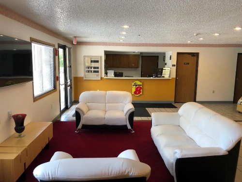 Super 8 by Wyndham Front Royal image 11