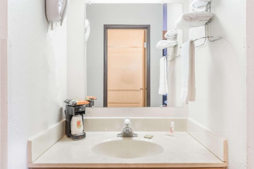 Super 8 by Wyndham Front Royal image 15